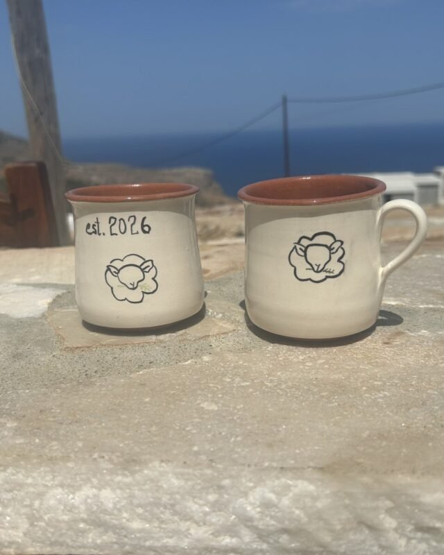 Κεραμικές κούπες με θέα στη θάλασσα